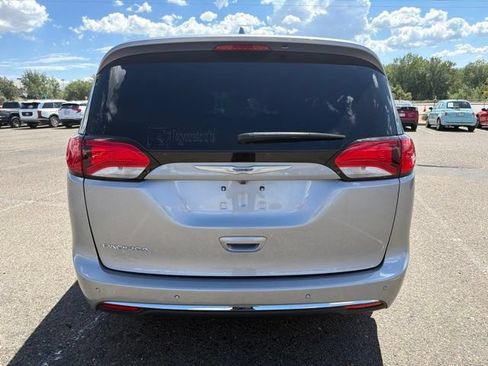 Used 2017 Chrysler Pacifica Touring-L Plus FWD image 5