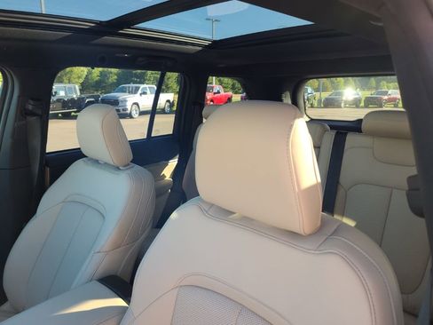 New 2025 Jeep Grand Cherokee Limited w/ Luxury Tech Group II AWD/4WD image 12