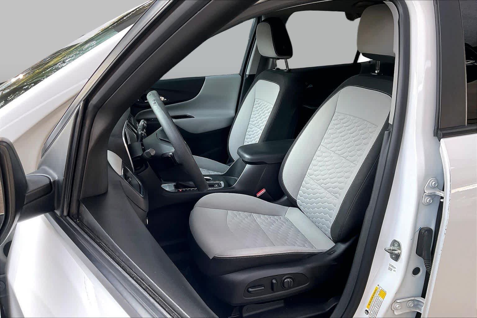Used 2021 Chevrolet Equinox LS w/ LPO, Blackout Package FWD image 8