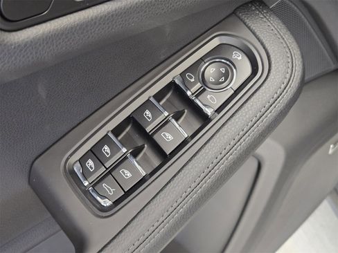 Used 2025 Porsche Macan Base image 16