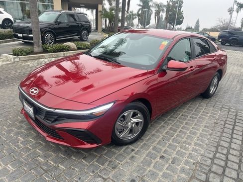 Certified 2025 Hyundai Elantra SE image 1