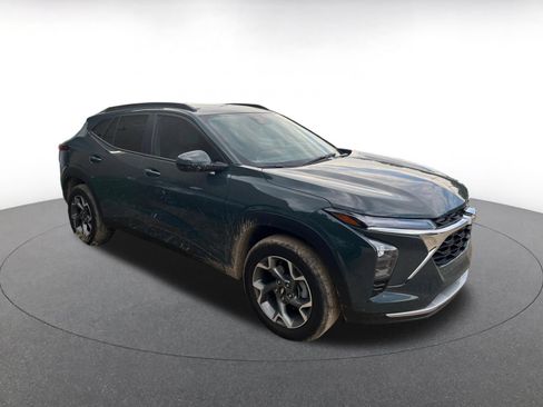 Used 2025 Chevrolet Trax LT w/ LT Convenience Package FWD image 3