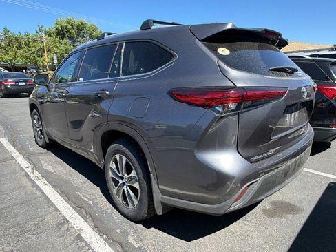 Used 2022 Toyota Highlander XLE AWD/4WD image 3