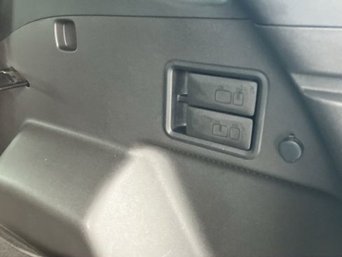 Used 2019 Chevrolet Equinox LT w/ Sun & Navigation Package image 32