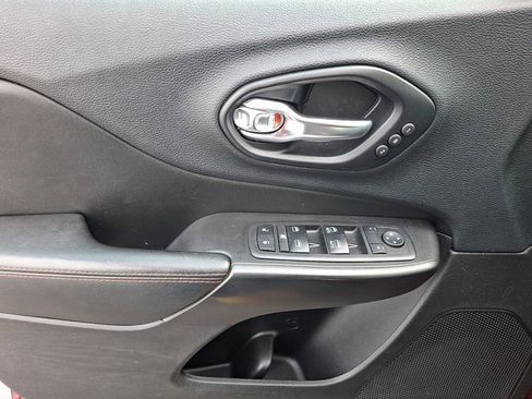 Used 2019 Jeep Cherokee Trailhawk image 14