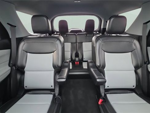 Used 2022 Ford Explorer XLT w/ Equipment Group 202A image 24
