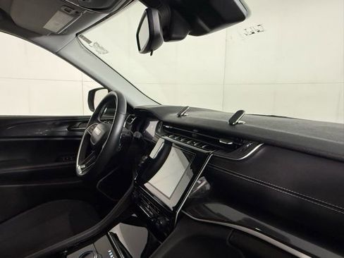 Used 2022 Jeep Grand Cherokee Laredo w/ Luxury Tech Group I image 35