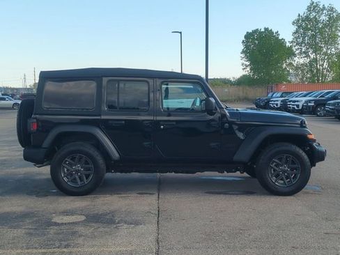 Used 2025 Jeep Wrangler Unlimited Sport AWD/4WD image 2