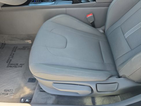 Used 2024 Hyundai Elantra SE image 14