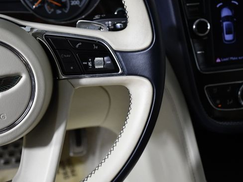 Used 2017 Bentley Bentayga image 13