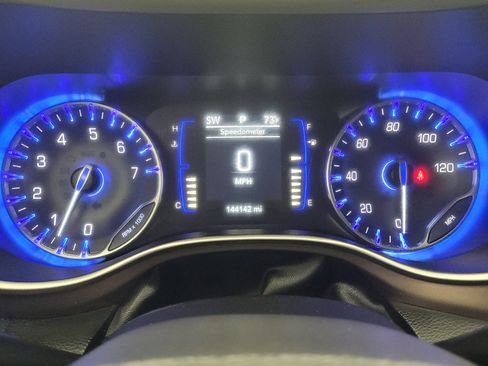 Used 2018 Chrysler Pacifica Touring-L FWD image 23
