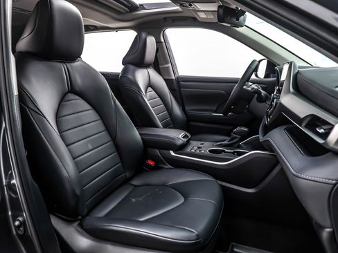 Used 2024 Toyota Highlander XLE image 7