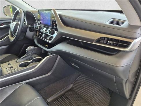 Used 2023 Toyota Highlander XLE FWD image 21