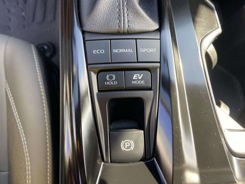 Used 2025 Toyota Camry SE FWD image 27