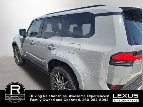 Used 2024 Lexus GX 550 w/ Accessory Package (2T) AWD/4WD image 12