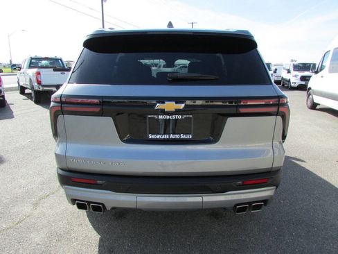 Used 2025 Chevrolet Traverse LT image 7