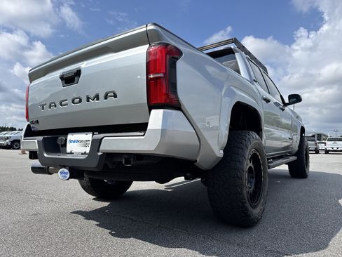 Used 2025 Toyota Tacoma SR5 AWD/4WD image 10