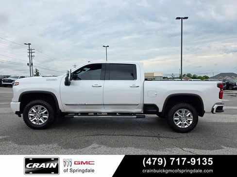 Used 2024 Chevrolet Silverado 2500 High Country w/ Technology Package AWD/4WD image 4
