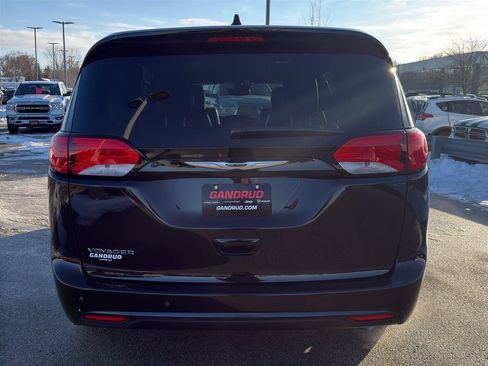 Used 2025 Chrysler Voyager LX image 7