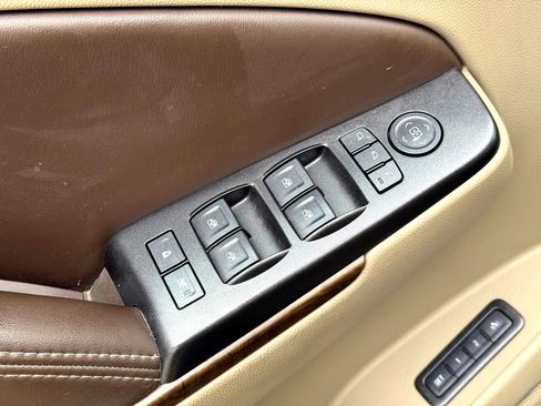 Used 2016 Chevrolet Suburban LT image 18