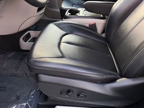 Used 2024 Chrysler Pacifica Touring-L image 36