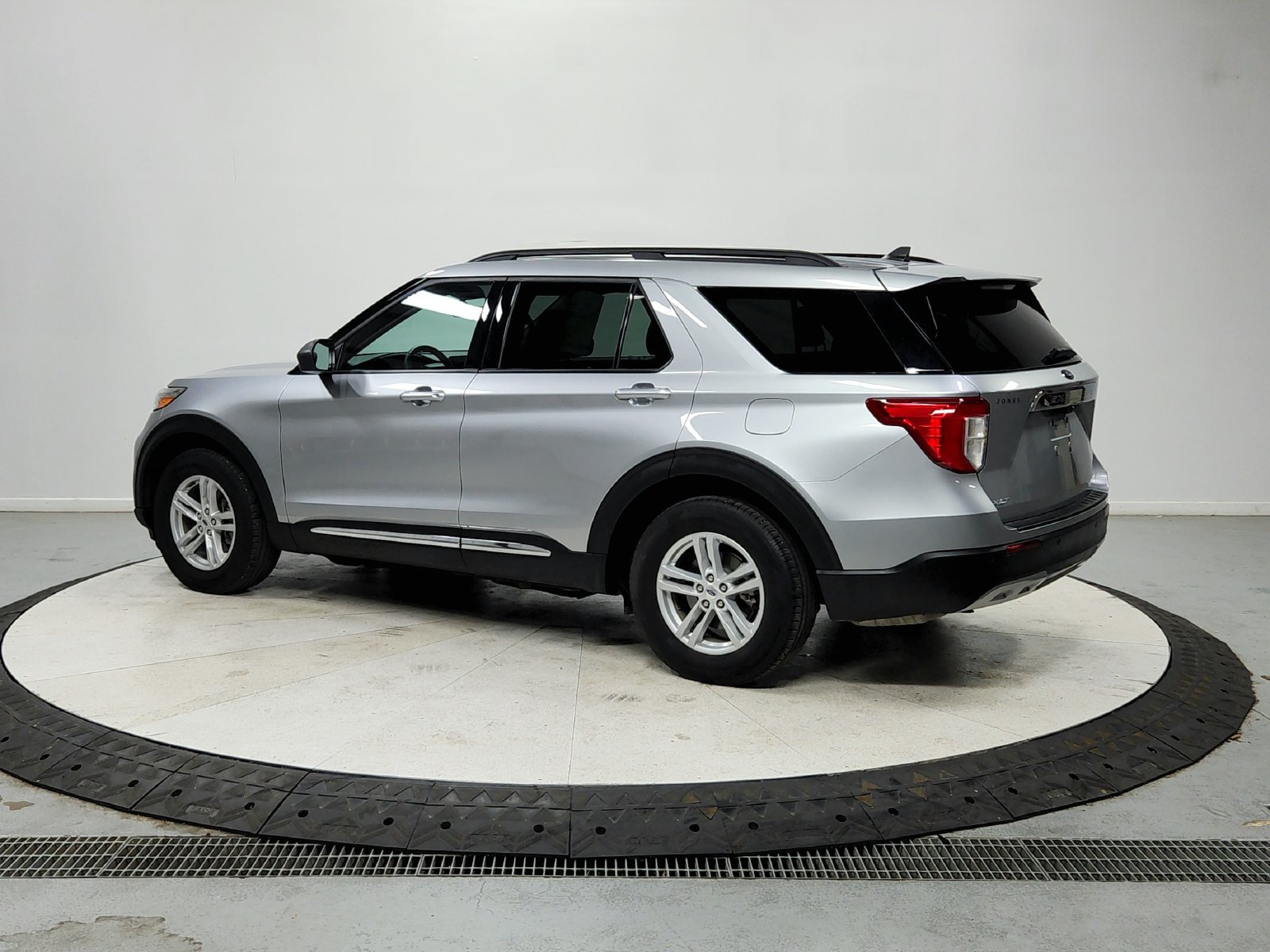 Used 2023 Ford Explorer XLT w/ Equipment Group 202A RWD image 6