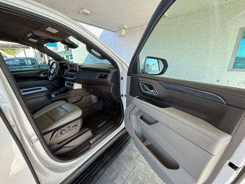 Used 2023 GMC Yukon SLT w/ SLT Luxury Package image 16