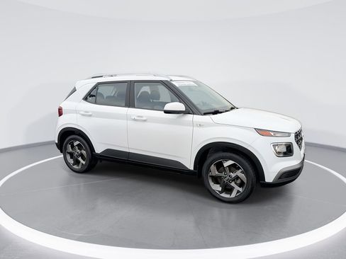 Used 2024 Hyundai Venue SEL image 2