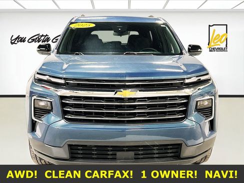Used 2025 Chevrolet Traverse LT image 2