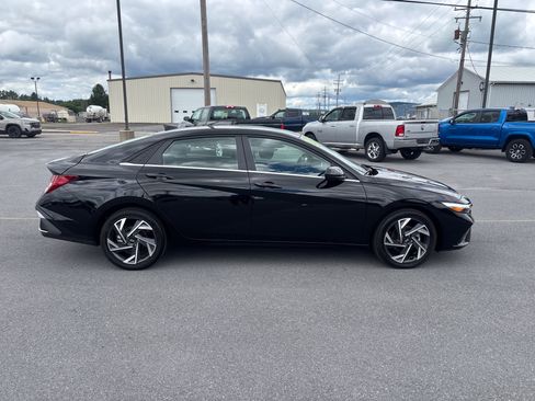 Used 2025 Hyundai Elantra SEL FWD image 11