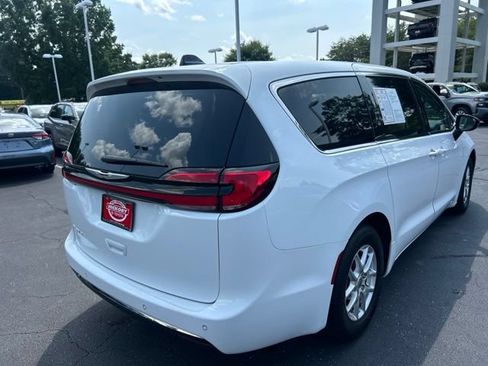 Used 2024 Chrysler Pacifica Touring-L FWD image 7