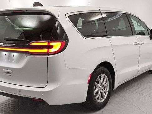 Used 2024 Chrysler Pacifica Touring-L FWD image 3