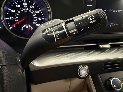 Used 2024 Kia Carnival LX FWD image 22