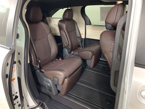 Used 2024 Toyota Sienna Platinum image 42