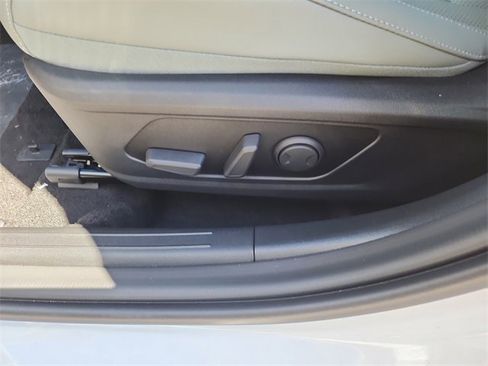 New 2025 Hyundai Elantra Limited image 16