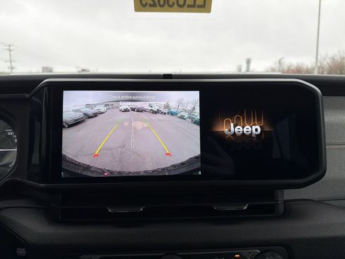 Used 2024 Jeep Wrangler Unlimited image 26