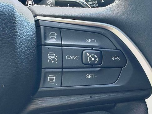 Used 2023 Jeep Grand Cherokee Altitude AWD/4WD image 22
