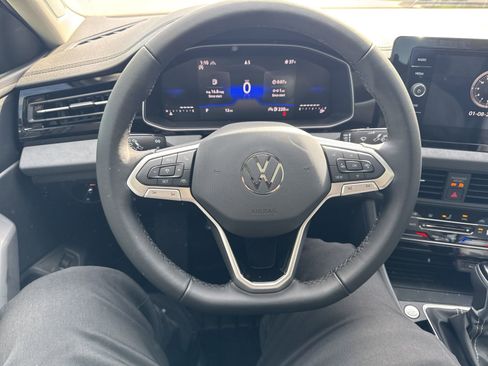 Used 2026 Volkswagen Jetta SE FWD image 9