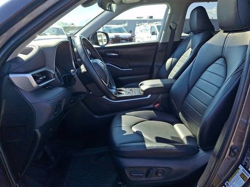Used 2023 Toyota Highlander XLE AWD/4WD image 15