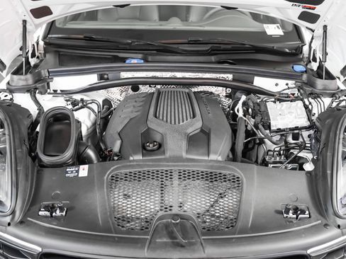 Certified 2025 Porsche Macan image 13
