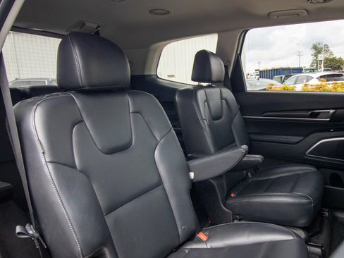 Used 2025 Kia Telluride S FWD image 19
