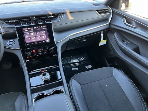New 2025 Jeep Grand Cherokee Altitude image 31