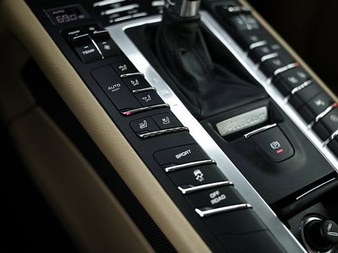 Certified 2021 Porsche Macan image 41