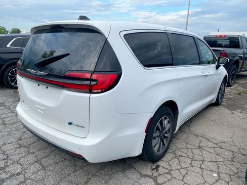 Used 2023 Chrysler Pacifica Touring-L FWD image 3