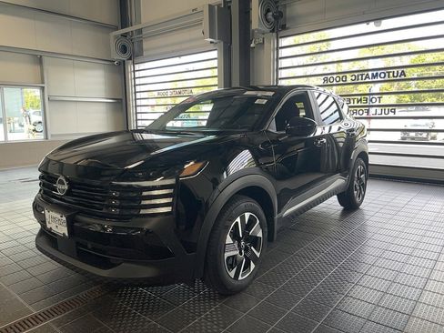 Used 2025 Nissan Kicks SV image 3