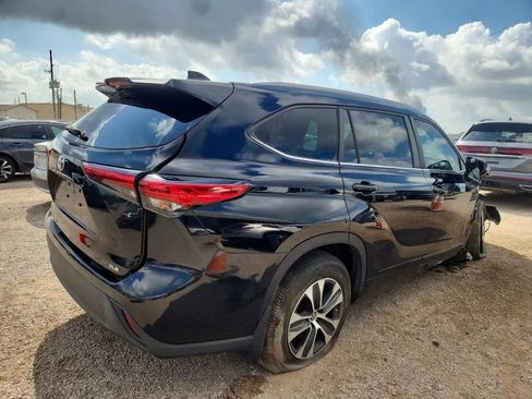 Used 2023 Toyota Highlander XLE FWD image 3