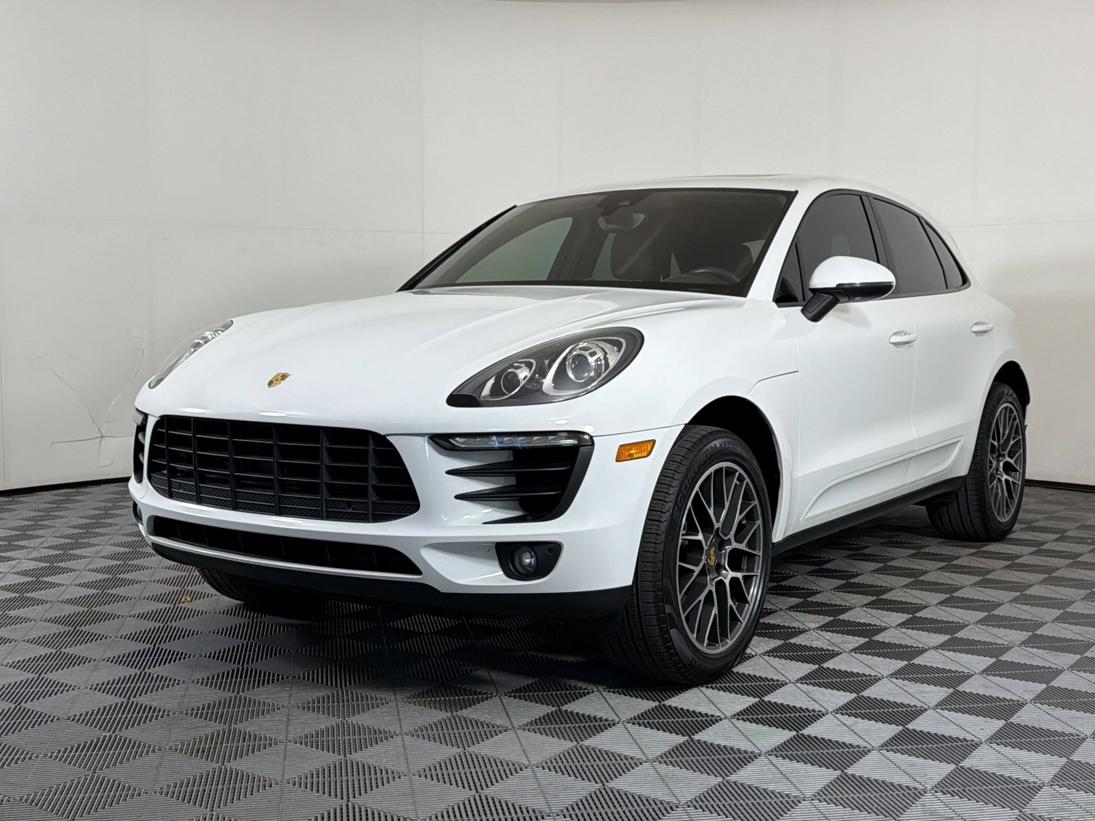 Used 2018 Porsche Macan AWD/4WD image 1