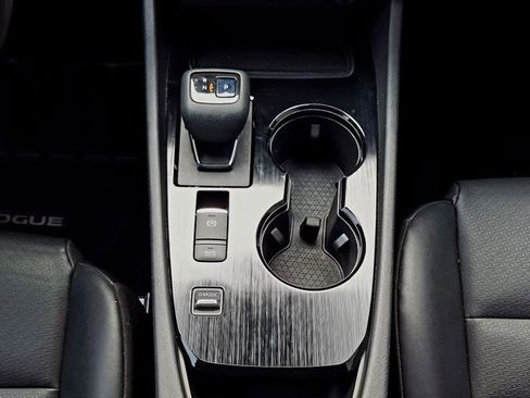 Certified 2021 Nissan Rogue SV w/ Premium Package FWD image 18