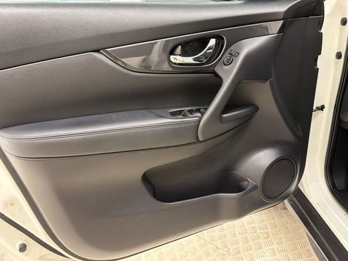 Used 2018 Nissan Rogue SV FWD image 12