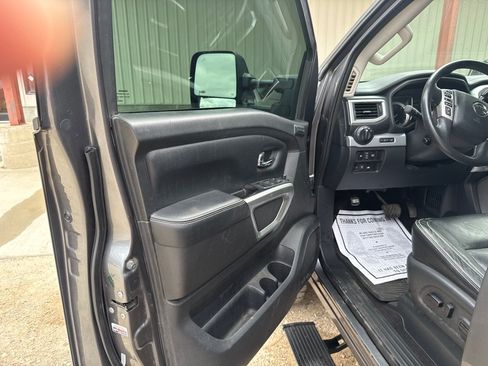 Used 2018 Nissan Titan PRO-4X w/ Pro-4x Convenience Package AWD/4WD image 18